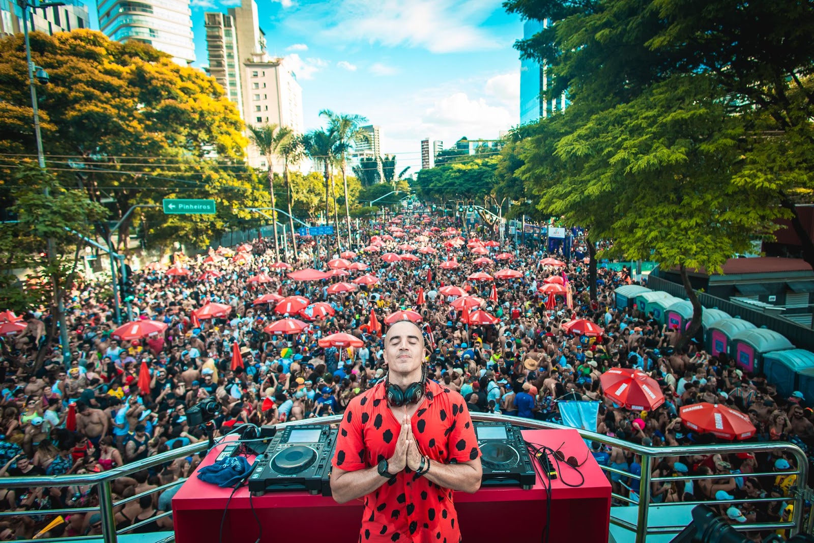 Bloco Dre Tarde, comandado por Dre Guazzelli, é sucesso de público pelo 6º ano no Carnaval paulista